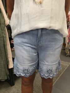Jeansshorts med brodyrkant, Viktoria - Caramelle Fashion