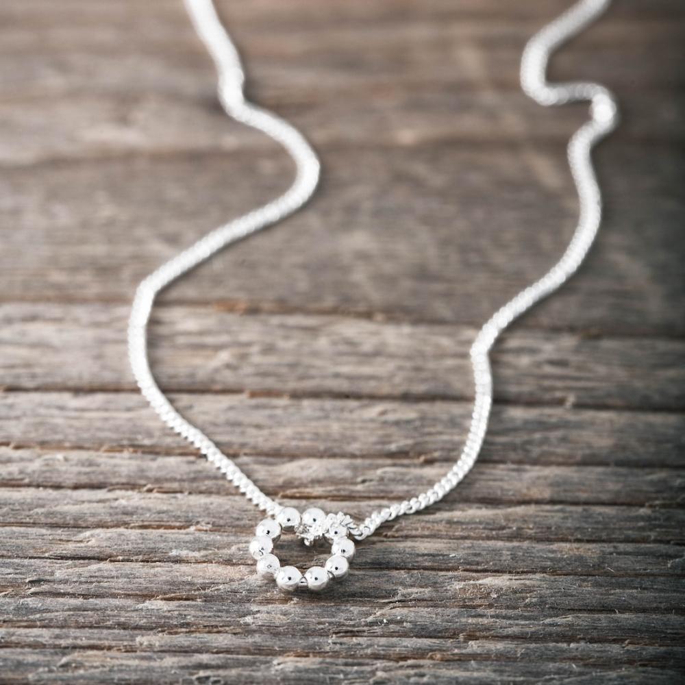 Silverhalsband, Cirkel med pluppar - by faith