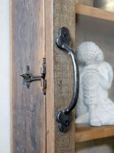 Rustikt väggskåp i trä med vitrin - Chic Antique
