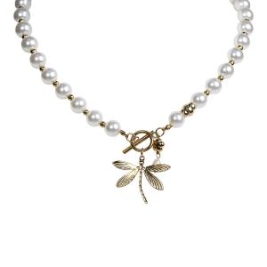 Halsband Kort, Cremevita pärlor med en hängande trollslända (Rostfritt stål), Carole - the moshi