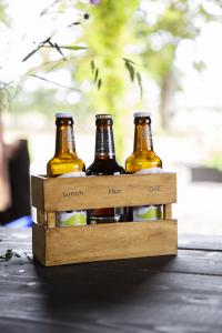 Trälåda med plats för 3 öl; LUNCH - FIKA - GRILL