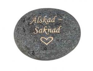 Grå sten med graverade guldtext - Älskad saknad