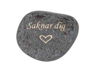Grå sten med graverade guldtext -Saknar dig