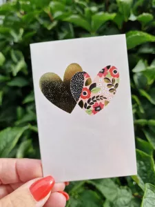 Mini-kort: Två hjärtan som går i varandra, guldfärgat och blommigt - Pictura