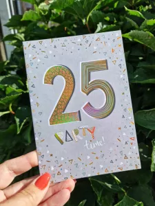 25 Party time! - Grått kort med konfetti - Pictura