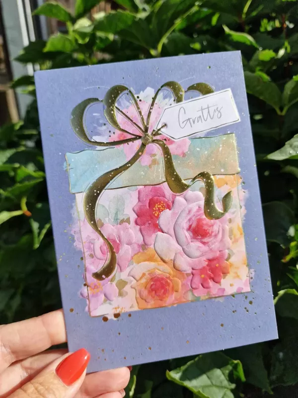 Grattis - Kort med en blom-mönstrad paket med guldband - Pictura
