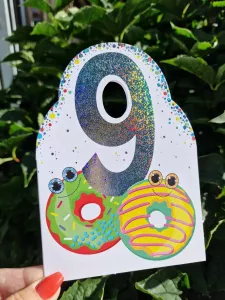 9 - Kort med två färgglada donuts till 9-åringen - Pictura