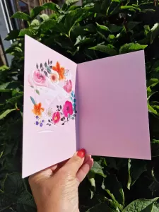 Ett stort grattis - Rosa kort med blomsterkrans och 2 glas - Pictura