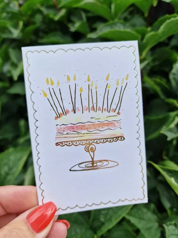 Mini-kort: Tårta på fat med guldfärgade detaljer - Pictura