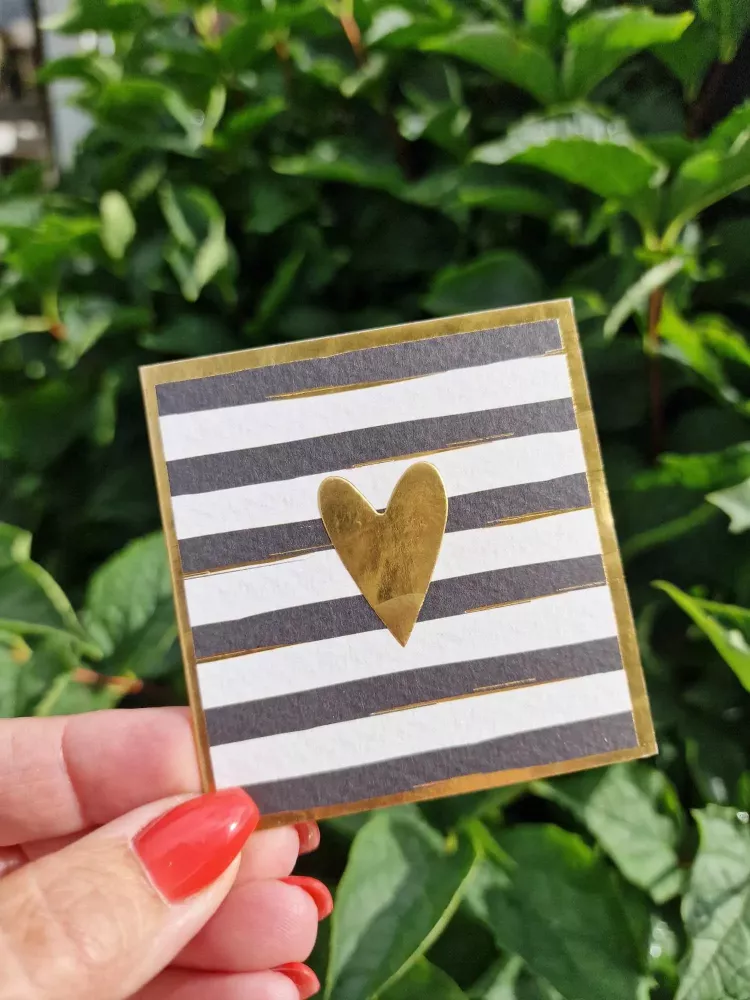 Mini-kort: Svart/Vit-randigt med guldhjärta - Pictura