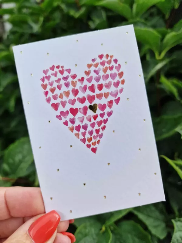 Mini-kort: Ett hjärta bildat av en massa små rosa hjärtan - Pictura