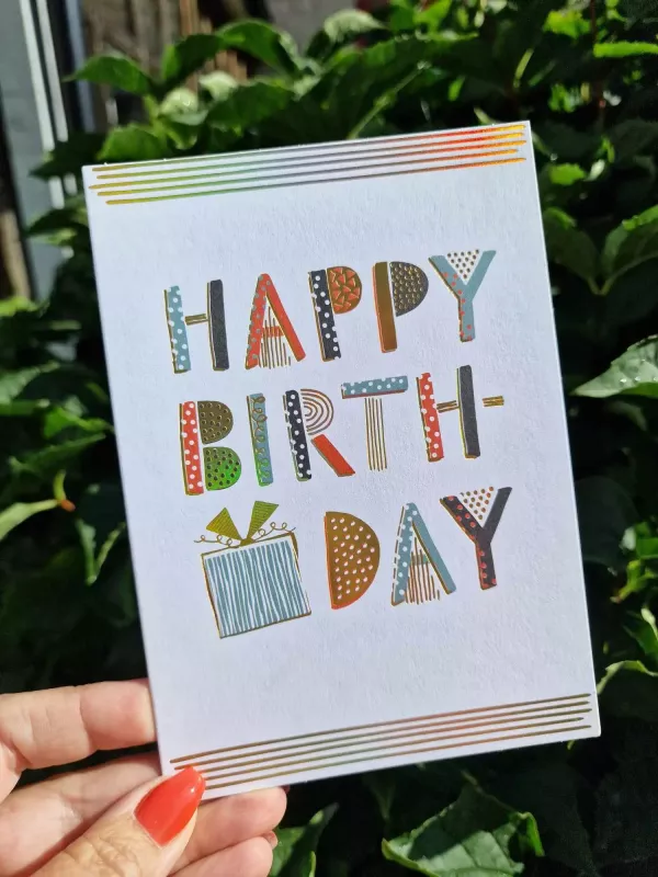 Happy Birthday - Kort med bokstäver som bildar Happy Birthday + paket - Pictura
