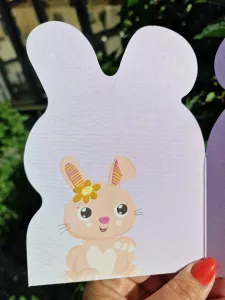 Kort med rosa kanin på lila bakgrund - Pictura