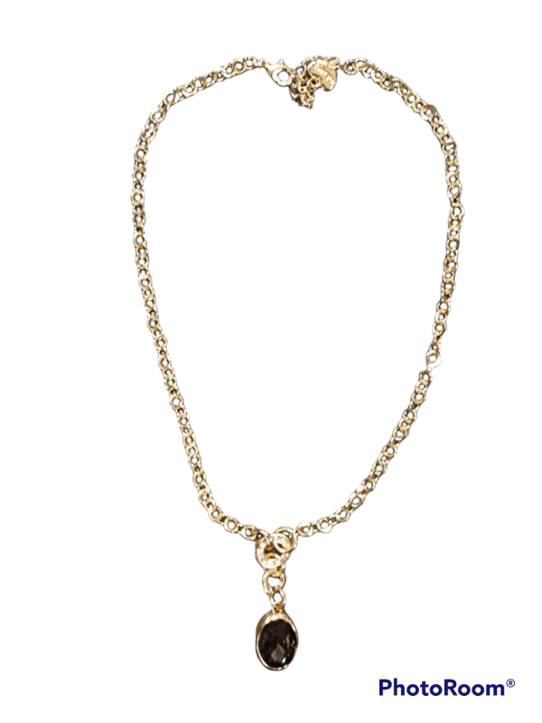Kort halsband i lite kraftigare guldfärgad kedja med mörkgrå fasetterad sten - Gemini