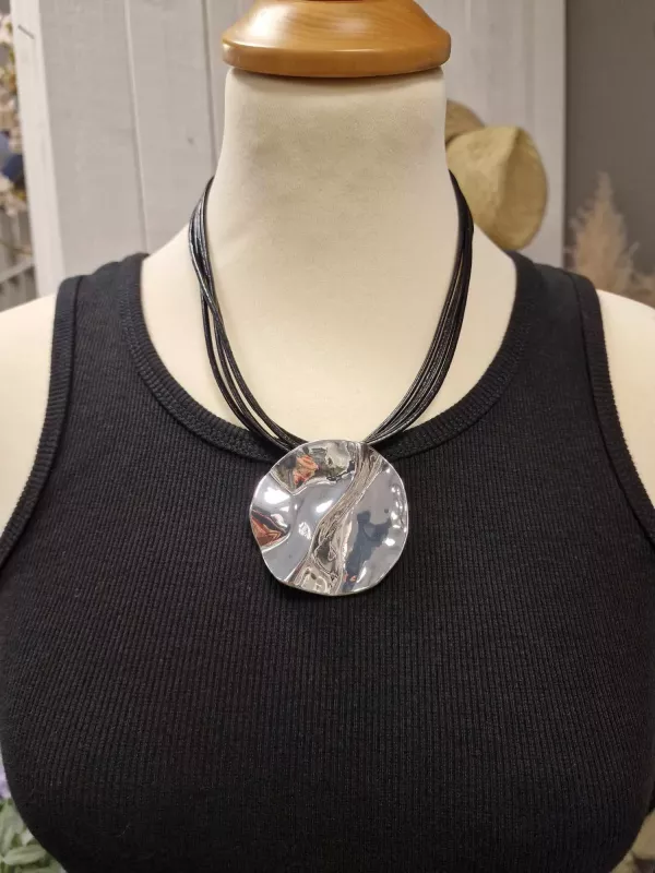 Halsband Kort, 4 läderremmar med maffigt silverfärgat hänge - IDAR