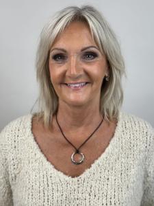 Halsband Kort, Silverfärgad ring i svart läderband - Mix by Heart