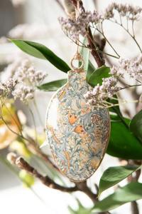 Emaljhänge Ägg, Blommönstrat Gul / Grön (8 cm) - A lot      BERÄKNAD LEV: MARS