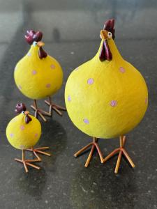 Höna Poppy på ben, gul H.12,5cm - Nääsgränsgården    LEV MARS