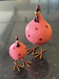 Höna Poppy på ben, rosa H.7,6cm - Nääsgränsgården    LEV MARS