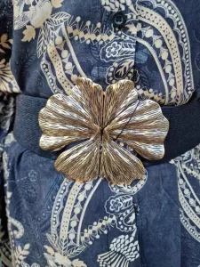 Elastiskt bälte med antikbehandad blomma, Svart - Qnuz