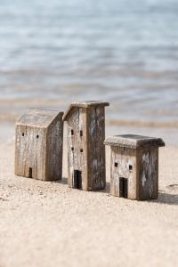 Hus i rustikt trä med svart tak Nautico, 3 varianter - Ib Laursen