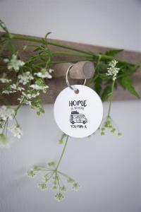 Nyckelring, Home is.. Husbil, vit/pastell - Mellow Design