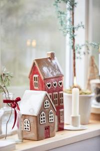 Keramikhus För Värmeljus, Brunt med vita fönster och röd dörr (27627-14) - IB Laursen