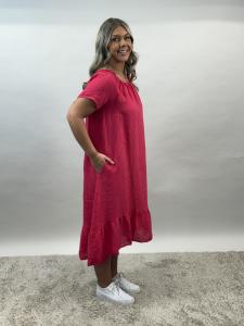 Linneklänning med resår i halsen, Hallon Disa - Mix by Heart      BERÄKNAD LEV: APRIL