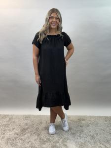 Linneklänning med resår i halsen, Svart Disa - Mix by Heart       BERÄKNAD LEV: APRIL