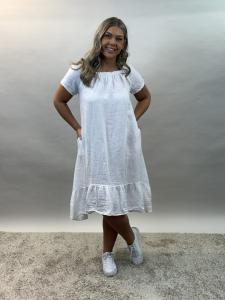 Linneklänning med resår i halsen, Vit Disa - Mix by Heart      BERÄKNAD LEV: APRIL