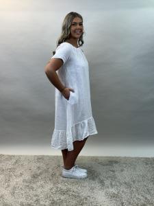 Linneklänning med resår i halsen, Vit Disa - Mix by Heart      BERÄKNAD LEV: APRIL