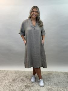 Linneklänning, Lång med fickor, Taupe Loella - Mix by Heart     BERÄKNAD LEV: APRIL