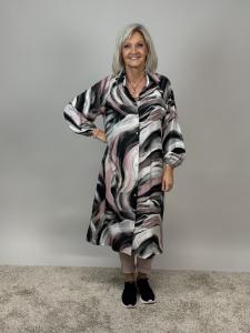 Klänning, Böljande mönster i rosa / vitt / svart, Mallan - Mix by Heart     KOMMER SNART!