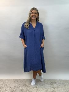 Linneklänning, Lång med fickor, Mörkblå Loella - Mix by Heart     BERÄKNAD LEV: APRIL