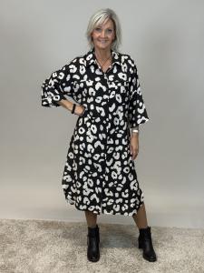 Klänning / Långskjorta Leo, Svart / Offwhite, Anina - Mix by Heart     KOMMER SNART!