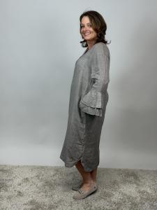 Linneklänning med volang på ärmen, Taupe Alivia - Mix by Heart     BERÄKNAD LEV: APRIL