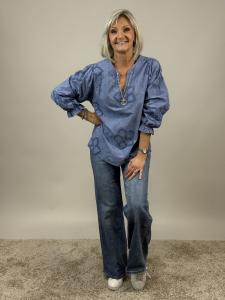 Blus med blomapplikationer, Jeansblå Melanie - Mix by Heart    BERÄKNAD LEV: FEB
