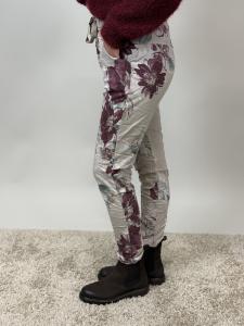 Magiskt stretchig byxa, Storblommig Beige / Vinröd (Signe) - Mix by Heart