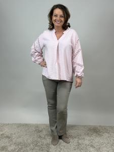 Blus med spetsbrodyr på ärmen, Rosa Fiona - Mix by Heart