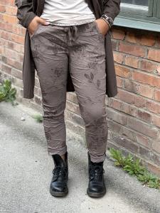 Magiskt stretchig byxa, Taupe med bruna blommor och blad, Signe - Mix by Heart