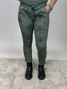 Magiskt stretchig byxa, Army med mörka blommor och blad, Signe - Mix by Heart    KOMMER SNART!