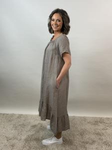 Linneklänning med resår i halsen, Taupe Disa - Mix by Heart     BERÄKNAD LEV: APRIL