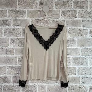 Topp med spets, Beige Frida - Cabana Living