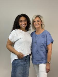 Topp med brodyr och applikationer, Jeansblå Mimmi - Mix by Heart