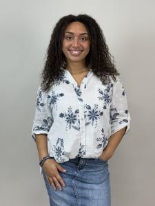 Blus i bomull med linnekänsla, Vit med blå blommor, Kelly - Mix by Heart    BERÄKNAD LEV: MARS