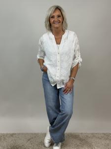 Blus, Vit med broderi och virkad spets, Fredrika - Mix by Heart    BERÄKNAD LEV: MARS