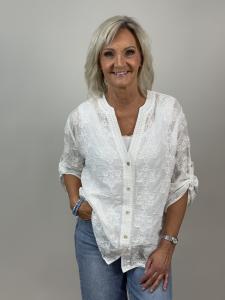 Blus, Vit med broderi och virkad spets, Fredrika - Mix by Heart    BERÄKNAD LEV: MARS