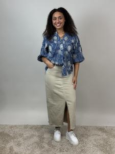 Blus, Blå med beige blombroderier, Maja - Mix by Heart