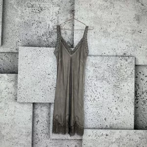 Klänning i satin och spets, Taupe Melissa - Cabana Living