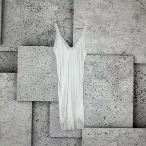 Klänning i satin och spets, Offwhite Melissa - Cabana Living